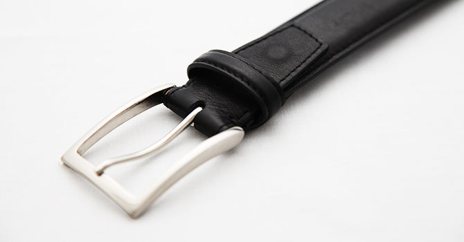 attire FRENCH CALF BELT(ブラック)のバックル(表)