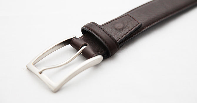 attire FRENCH CALF BELT(ダークブラウン)のバックル(表)