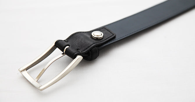 attire ITALIAN VACCHETA LEATHER BELT(ブラック)のバックル(裏)