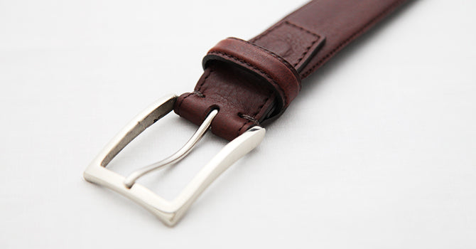 attire ITALIAN VACCHETA LEATHER BELT(ダークブラウン)のバックル(表)