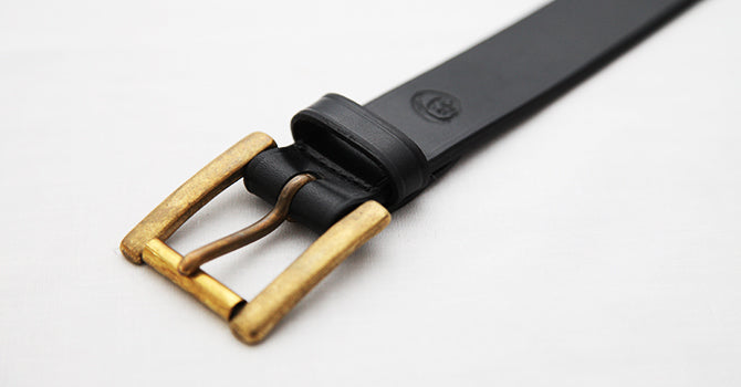 MERCER ITALIAN VEGETABLE TANNED OILED LEATHER BELT(ブラック)のバックル(表)