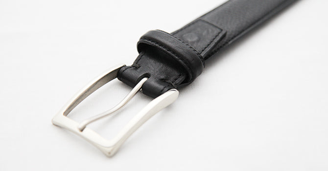 attire ITALIAN VACCHETA LEATHER BELT（ブラック）のバックル（表）