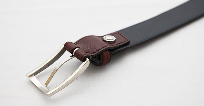 attire ITALIAN VACCHETA LEATHER BELT（ダークブラウン）のバックル（裏）