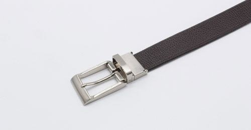 SHRUNKEN LEATHER ELASTIC BELT（リバーシブル、ダークブラウン側）のバックル