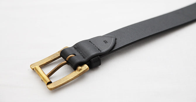 MERCER ITALIAN VEGETABLE TANNED OILED LEATHER BELT（ブラック）のバックル（裏）