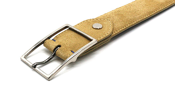 MERCER SPANISH SUEDE LEATHER BELT（ライトブラウン）のバックル（表）