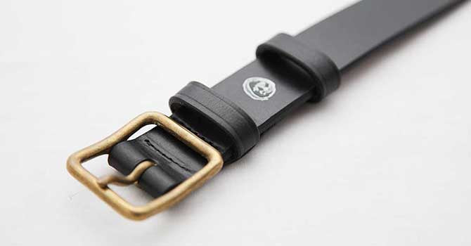MERCER UK SADDLE LEATHER BELT（ブラック）のバックル（表）